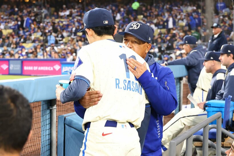 ドジャース・ロバーツ監督(右)と佐々木朗希