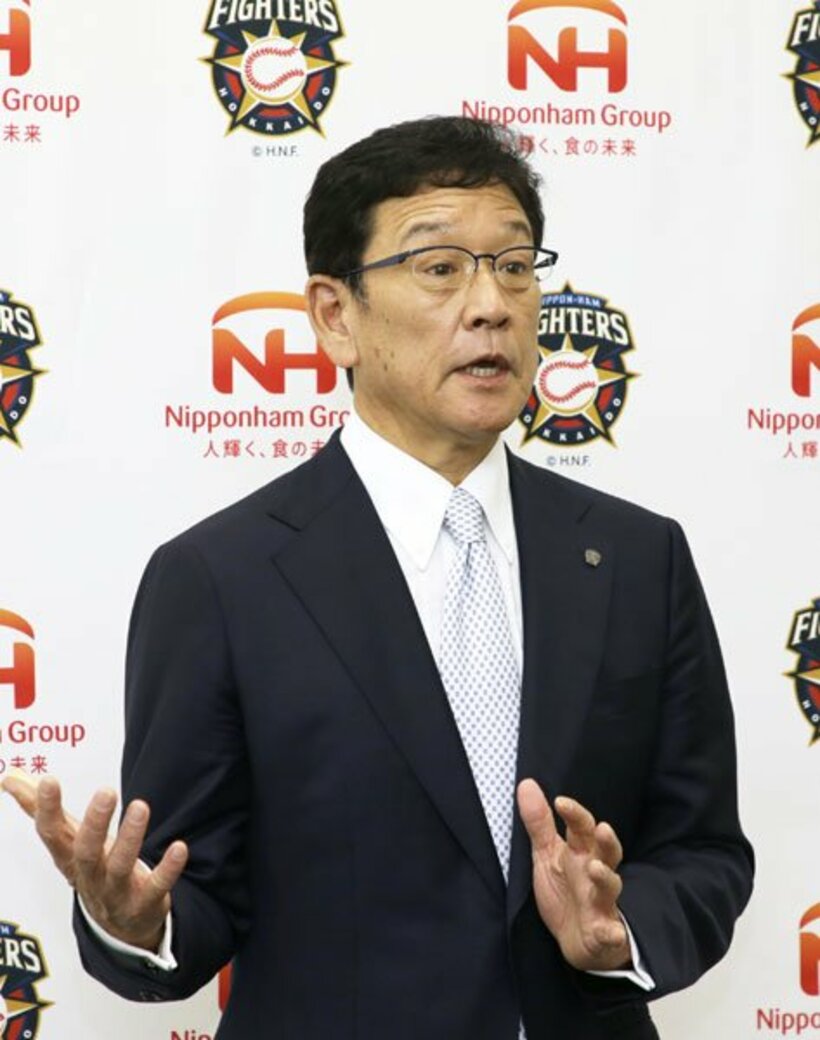  オーナー報告を終え取材に応じる日本ハム・栗山監督