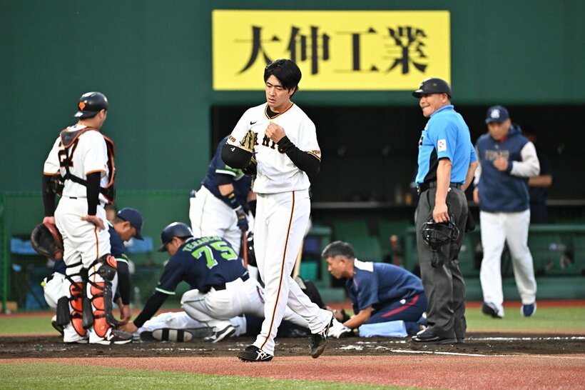 危険球退場となった西舘勇陽（中）