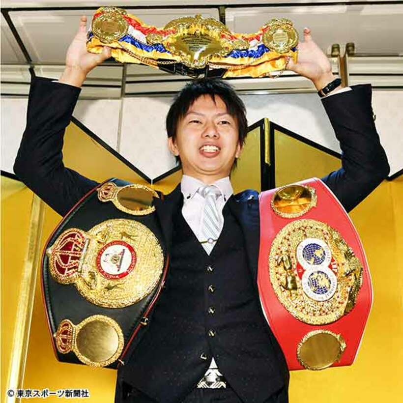  ３本のベルトを手に笑顔の田口