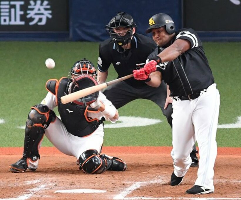  満塁弾を放つデスパイネ