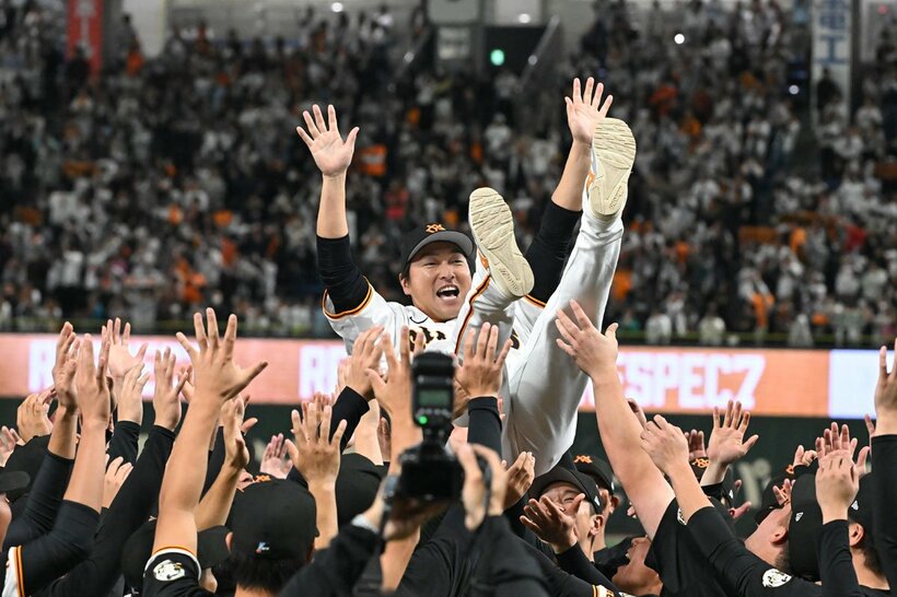 引退セレモニーで胴上げされる長野久義