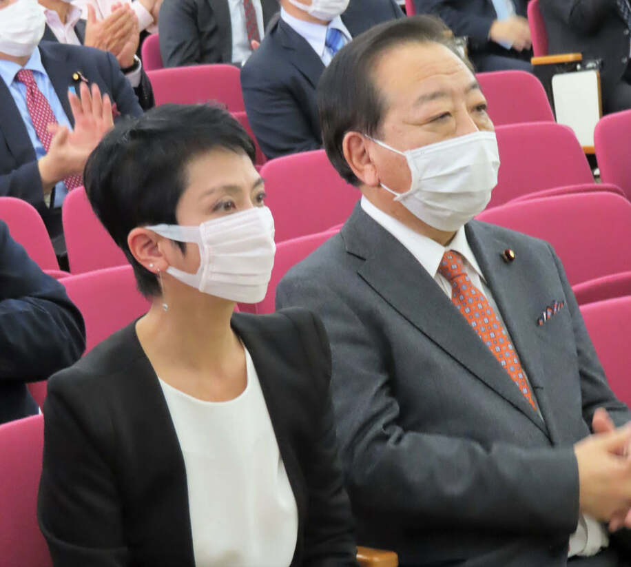  蓮舫氏（左）は野田元首相と並んで新体制を見守った（東スポWeb）