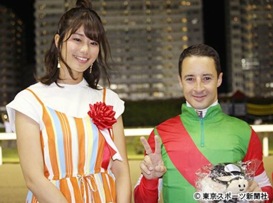 関東オークスで勝利したルメール騎手（右）を祝福する稲村亜美