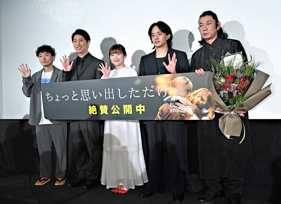  左から松居大悟監督、MCのニューヨーク・屋敷裕政、伊藤沙莉、池松壮亮、永瀬正敏(東スポWeb)