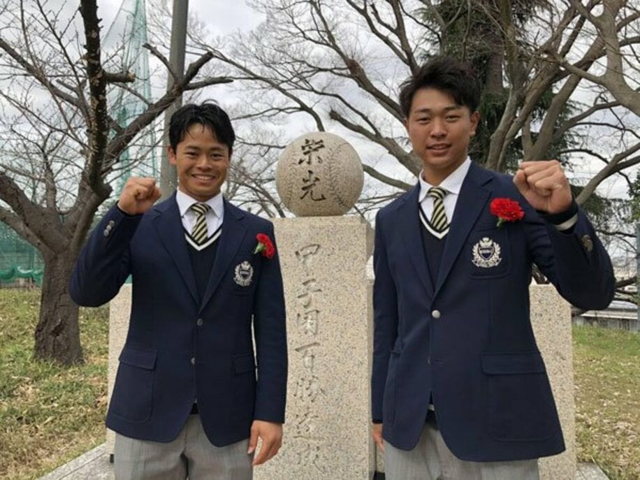  卒業式で巨人入りした中山(左)と記念撮影した中日・高橋宏（中京大中京提供）
