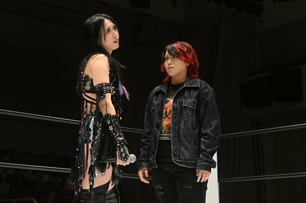 林下詩美(右)の登場にあきれる上谷沙弥