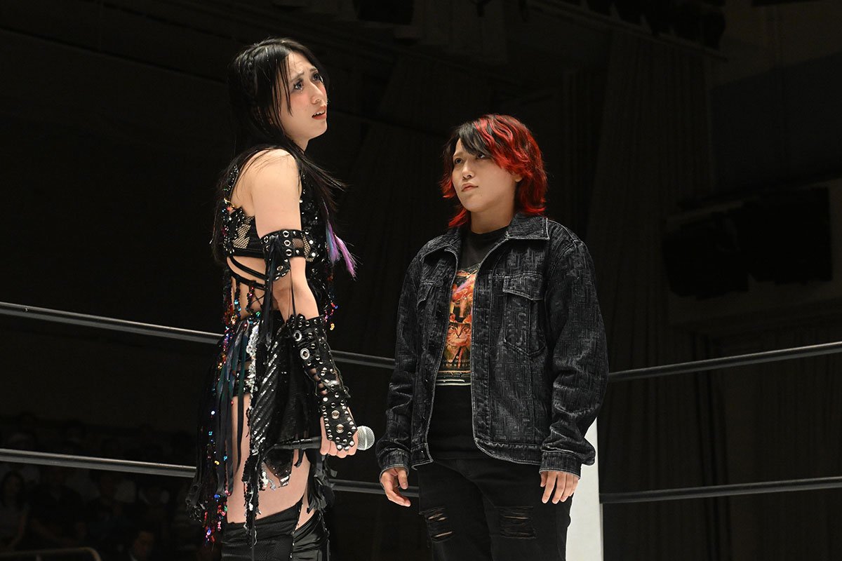林下詩美(右)の登場にあきれる上谷沙弥