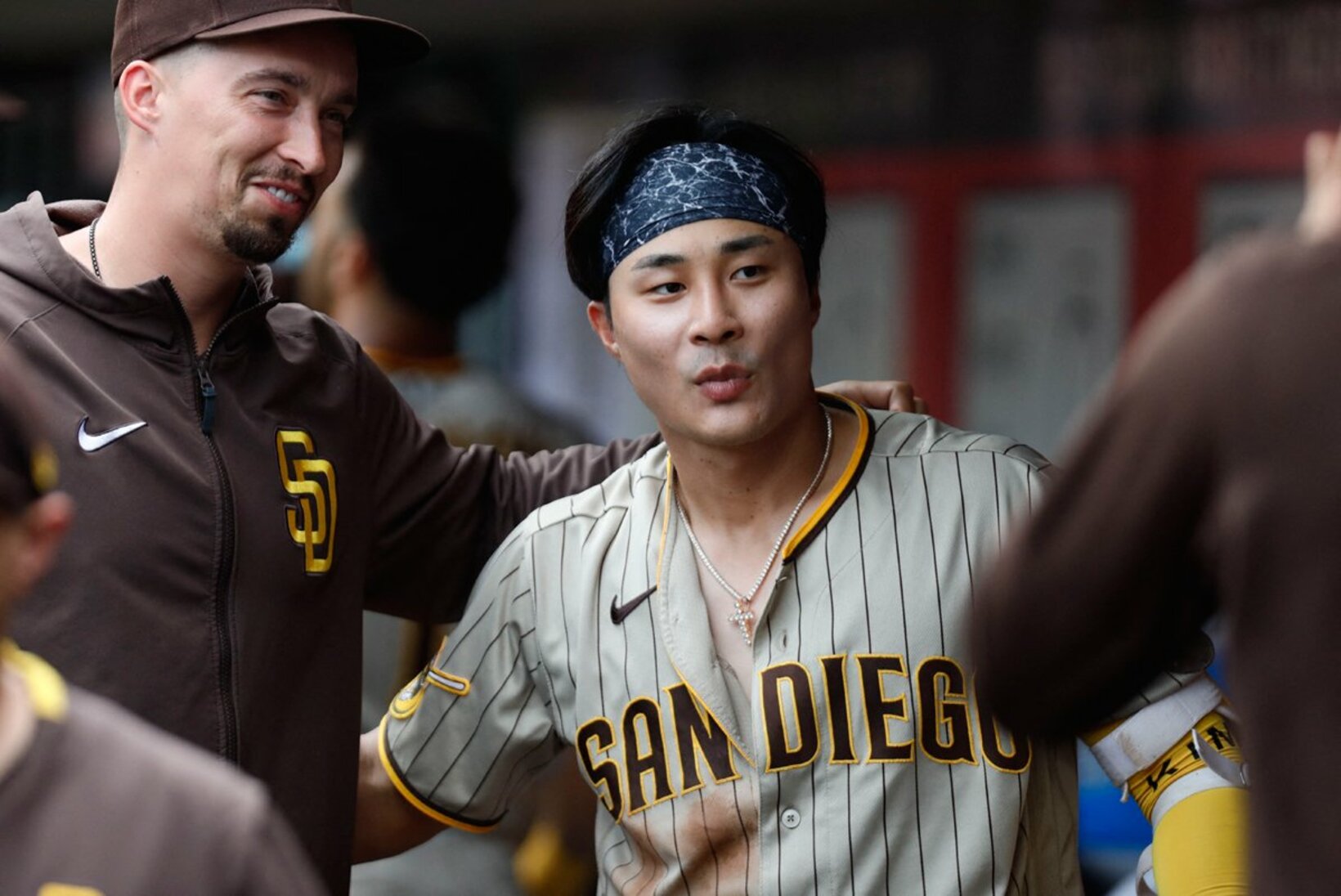 スネル(左)とキム・ハソン(2023年・ロイター)