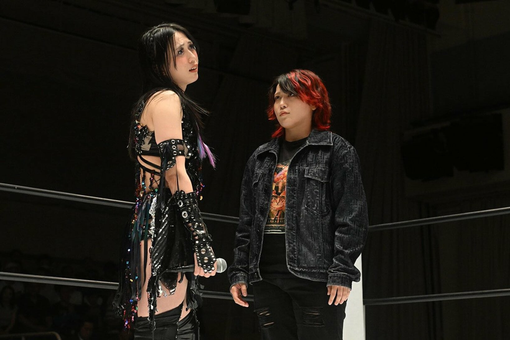 林下詩美（右）の登場にあきれる上谷沙弥