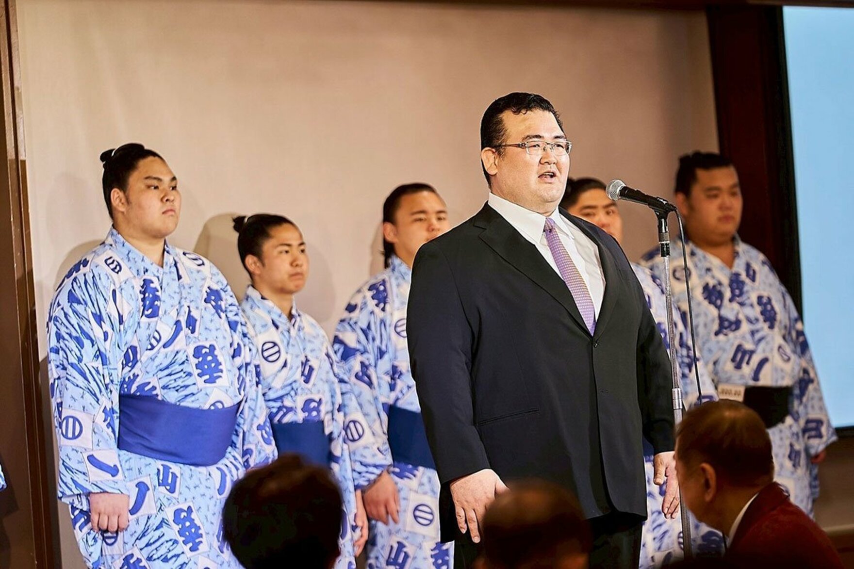 夏場所千秋楽祝賀会であいさつに立つ秀ノ山親方（秀ノ山親方提供）