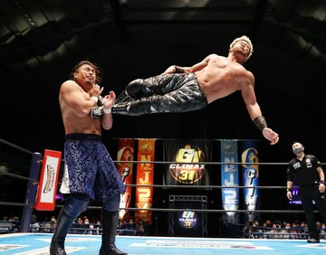  後藤（左）にドロップキックを放つＳＡＮＡＤＡ（新日本プロレス提供）