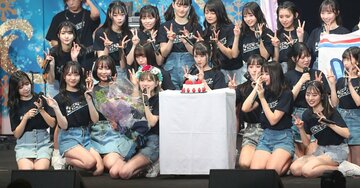  誕生日を祝福された岡田奈々(前列左から４番目)