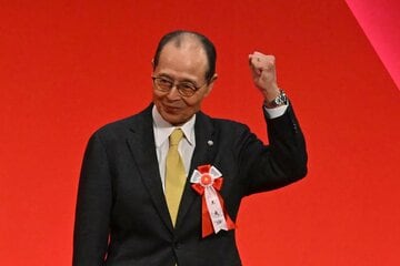 モイネロの名前が呼ばれた際にガッツポーズするソフトバンク・王貞治会長