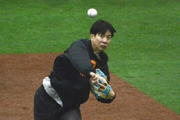 キャッチボールを行う松本剛