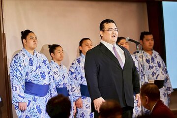 夏場所千秋楽祝賀会であいさつに立つ秀ノ山親方（秀ノ山親方提供）