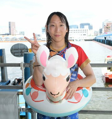 水神祭を終え、ポーズを決める後藤美翼