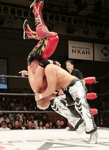  鈴木鼓太郎（左）にポールシフト式エメラルドフロウジョンを決める丸藤正道