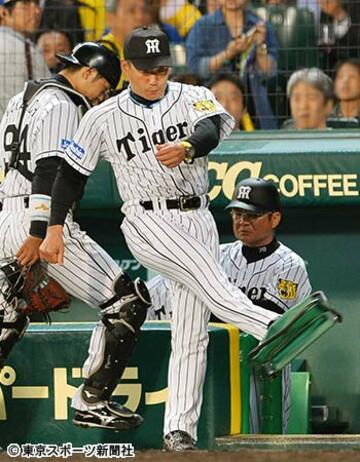 抗議も実らず、ボールボーイの椅子を蹴り上げる金本監督