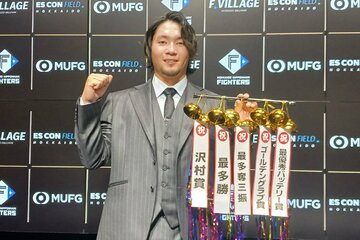 契約更改を終えてポーズを決める伊藤大海　