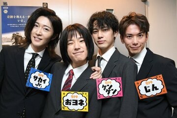 取材に応じた「モナキ」の（左から）サカイJr.、おヨネ、ケンケン、じん
