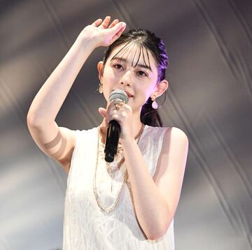 デビュー記念ライブで熱唱する石川花