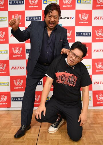  ビビる大木（右）を悪の一員に引きずり込んだ諏訪魔（東スポWeb）