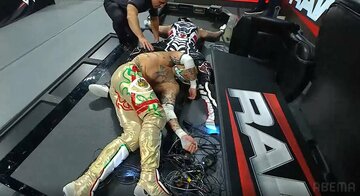 レイ・フェニックス(下)を容赦なくテーブルに叩きつけたペンタ（©AbemaTV, Inc.）