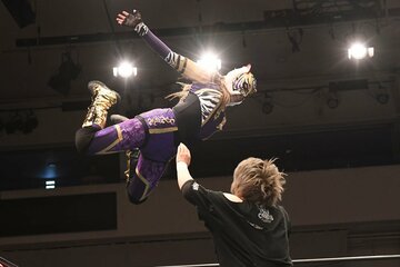 ＫＡＺＵＫＩ（右）にフライングボディーアタックを見舞うタイガー・クイーン