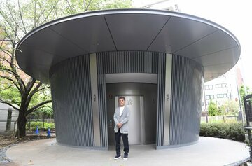  デザインを手がけた公衆トイレと安藤氏