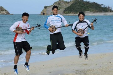 海をバックにジャンプする（左から）森本龍弥、大谷翔平、宇佐美塁大