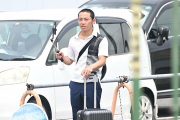 ユーチューブで生配信しながらレース場入りする佐藤謙史朗選手