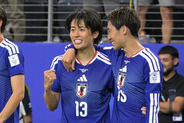 オランダ戦で超ハイレベルな股抜き同点弾を決めたＭＦ中村敬斗(左)