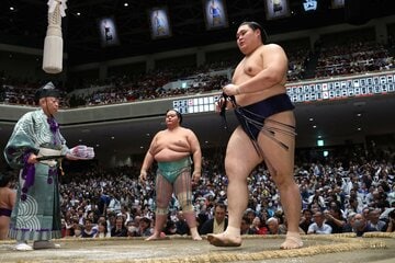 琴桜（中央）に突き落とされた大の里（右）