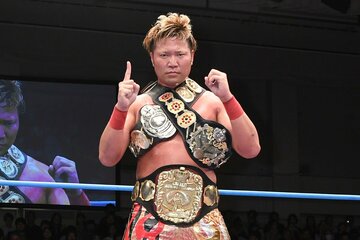 ３冠王座Ｖ１０達成を強調する宮原健斗
