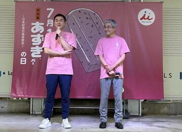 「あずきバー祭り２０２６」に登場した元中日ドラゴンズ・岩瀬仁紀氏(左)。右は井村屋株式会社・岩本康社長