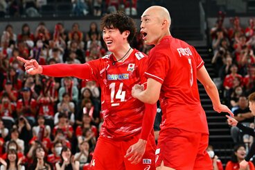 石川祐希(左)らアタッカーと息を合わせるセッターの深津英臣