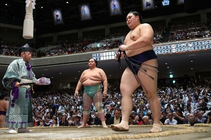 琴桜(中央)に突き落とされた大の里(右)