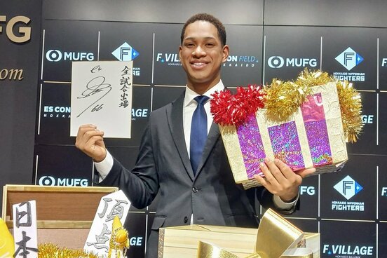 契約更改後に笑顔を見せる日本ハム・万波中正