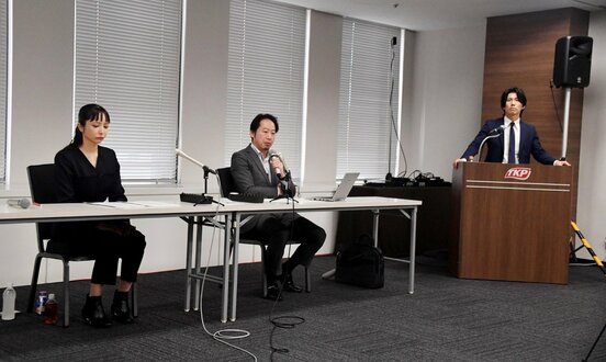 大津綾香党首(左)と明ヶ戸亮太幹事(右)