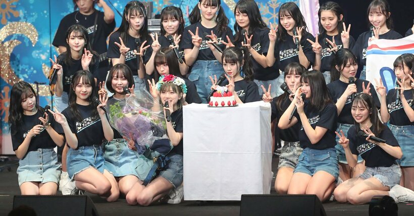  誕生日を祝福された岡田奈々(前列左から４番目)