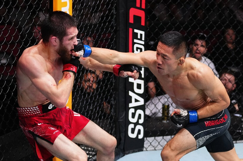 タギル・ウランベコフにパンチを叩き込む堀口恭司（©Zuffa LLC/UFC）