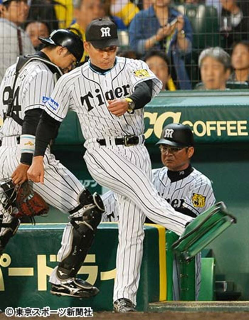 抗議も実らず、ボールボーイの椅子を蹴り上げる金本監督