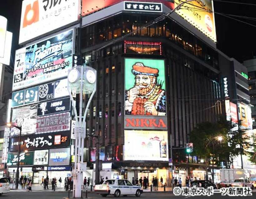 すすきの交差点のヒゲおじさんの看板は札幌の“シンボルマーク”だ