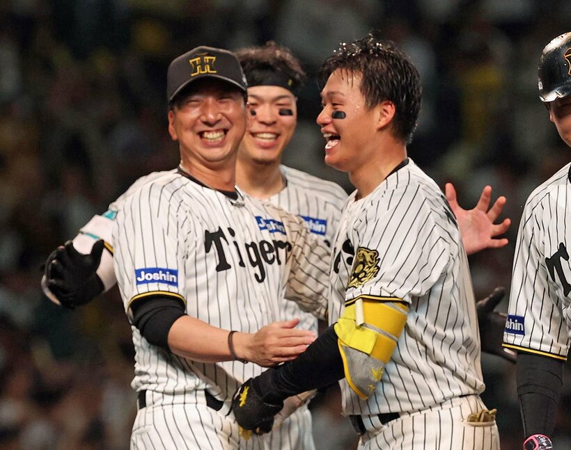 ２夜連続のヒーロー・森下を笑顔で迎える藤川監督