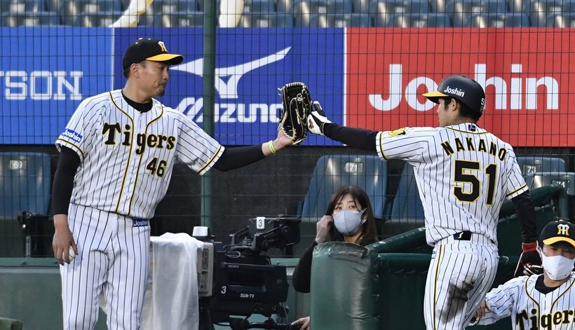  中野拓夢（右）を出迎える秋山拓巳