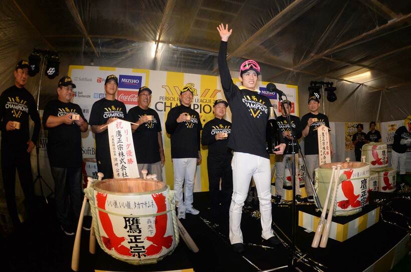 祝い事でふるまわれることが多い日本酒の樽酒（25年ソフトバンクのリーグ優勝祝勝会）