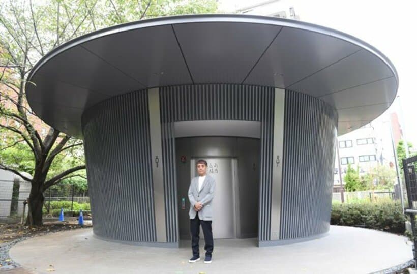  デザインを手がけた公衆トイレと安藤氏