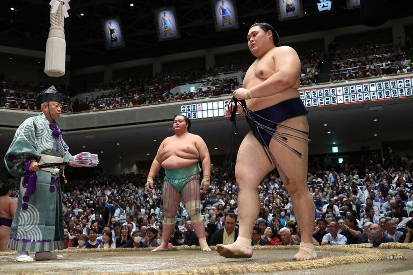 琴桜（中央）に突き落とされた大の里（右）