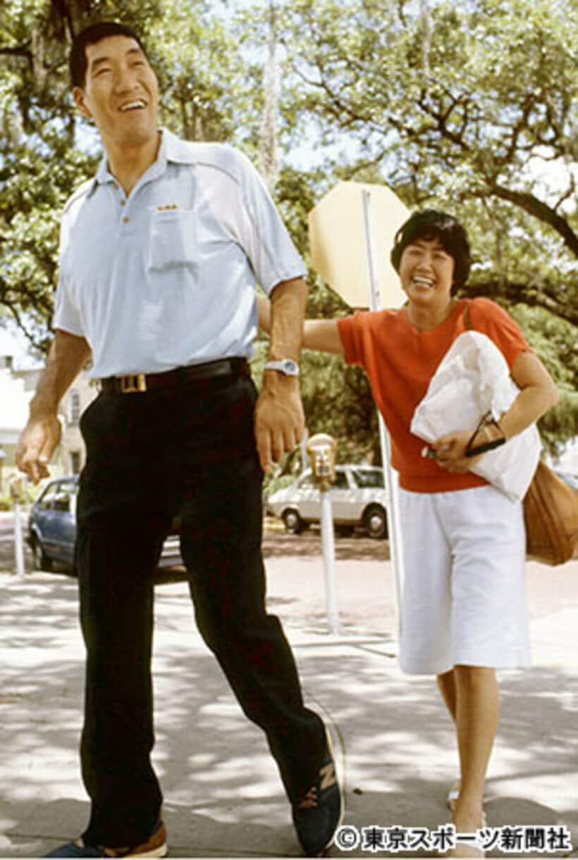 ダラス市内で休日を楽しむ馬場さんと元子さん（１９８３年６月）